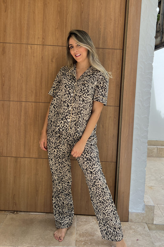 Pijama cómoda en lino, combinación de khaki con pantalón estampado animal print
