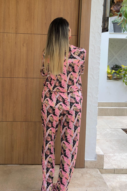 Pijama con base negra y estampado de hojas en colores vibrantes, cómoda y sofisticada