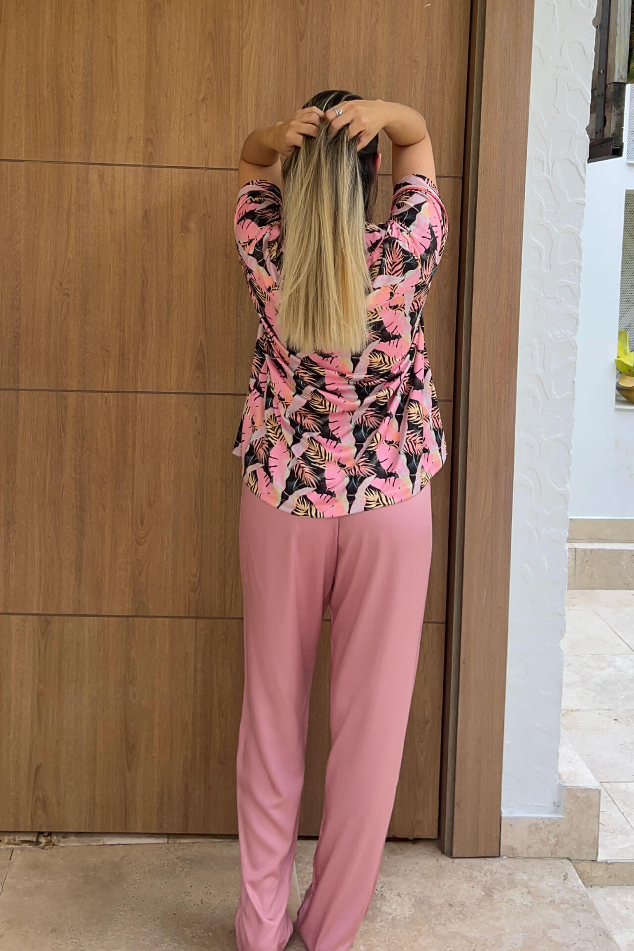 Pijama en piel de durazno y chalis palo de rosa con diseño botánico y textura aterciopelada