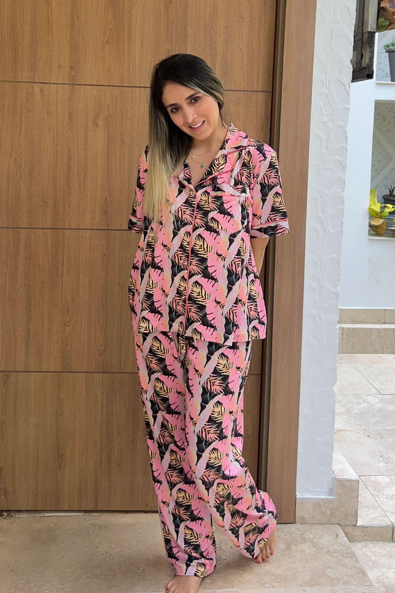 Pijama en tela piel de durazno con diseño botánico y textura aterciopelada