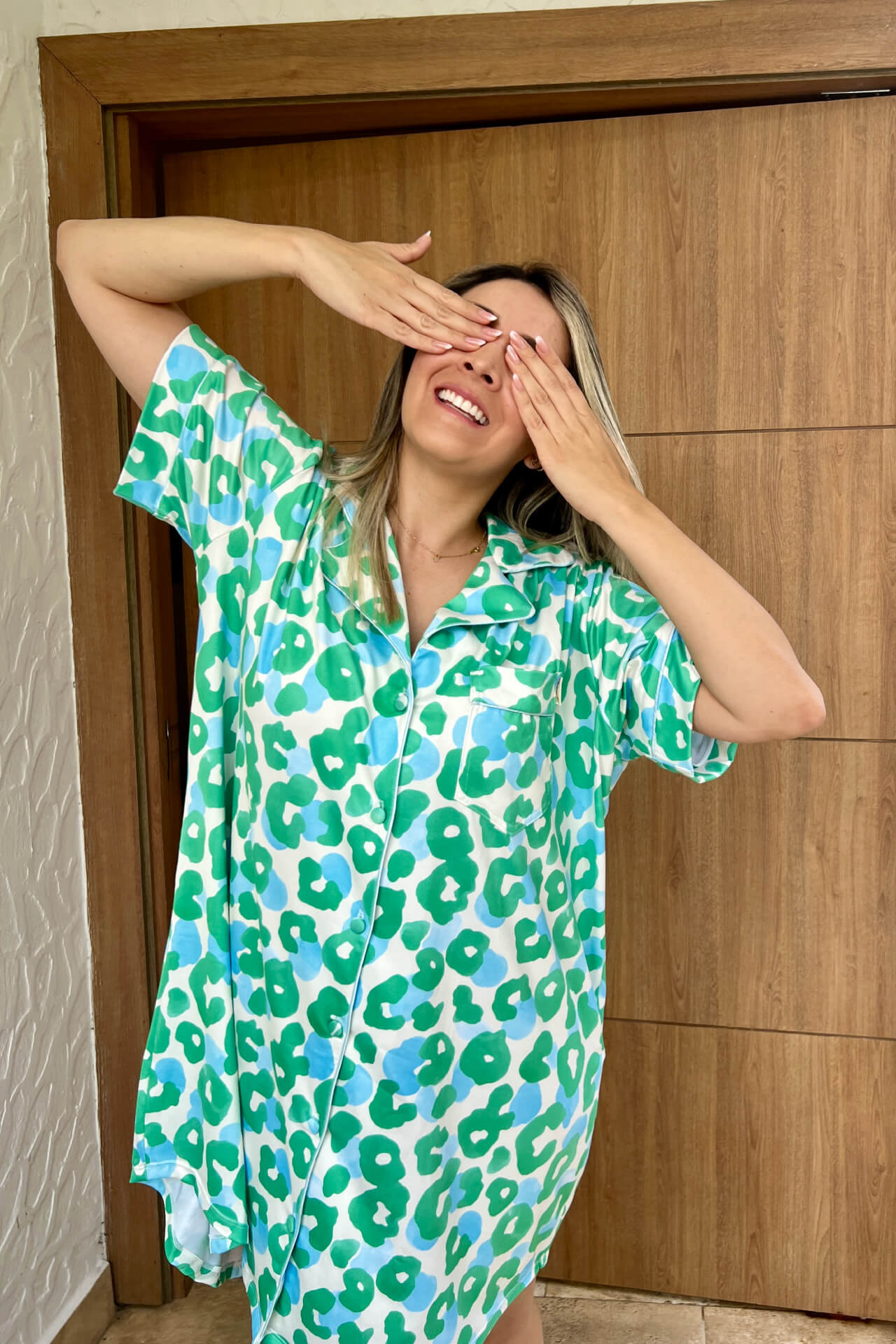 Pijama de pantalón y camisa con estampado animal print en tonos vibrantes.