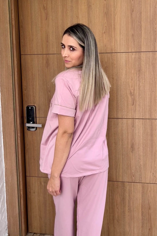 Pijama en tono palo de rosa con pantalón y camisa de manga corta, ideal para el descanso