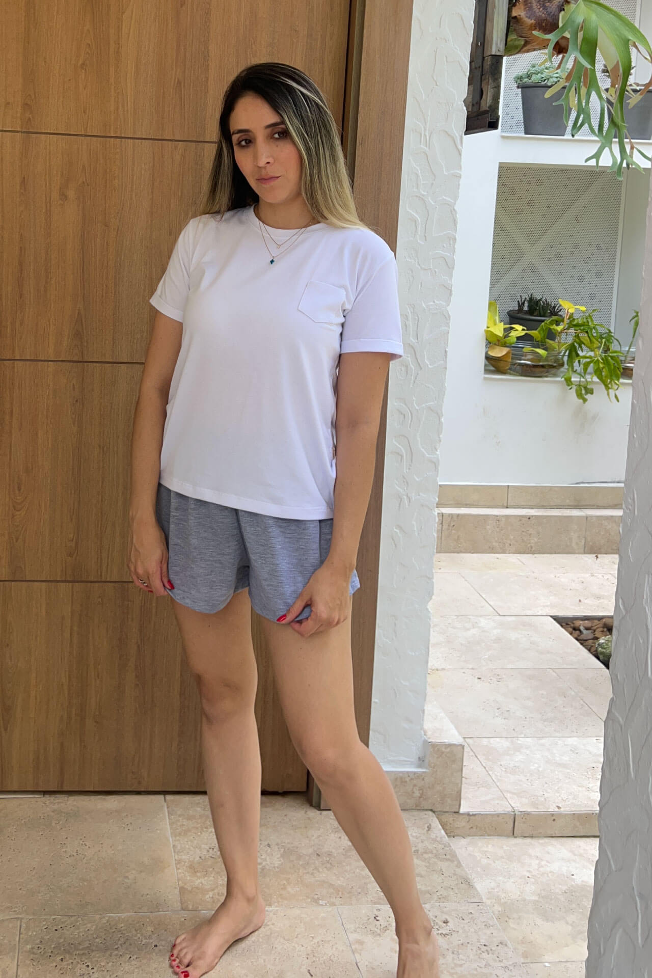 Pijama de algodón y tejido ligero, con camiseta blanca y short gris