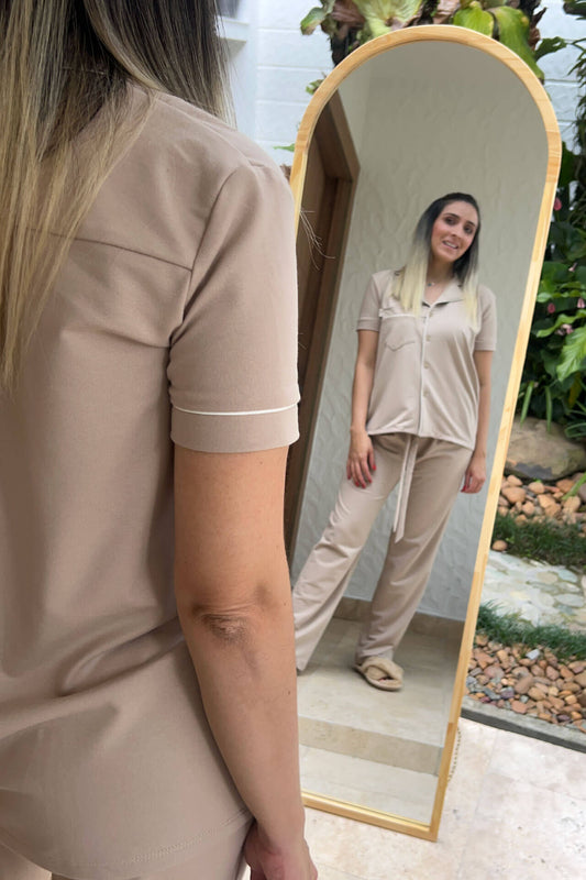 Pijama color camel con pantalón y camisa de manga corta, estilo sofisticado