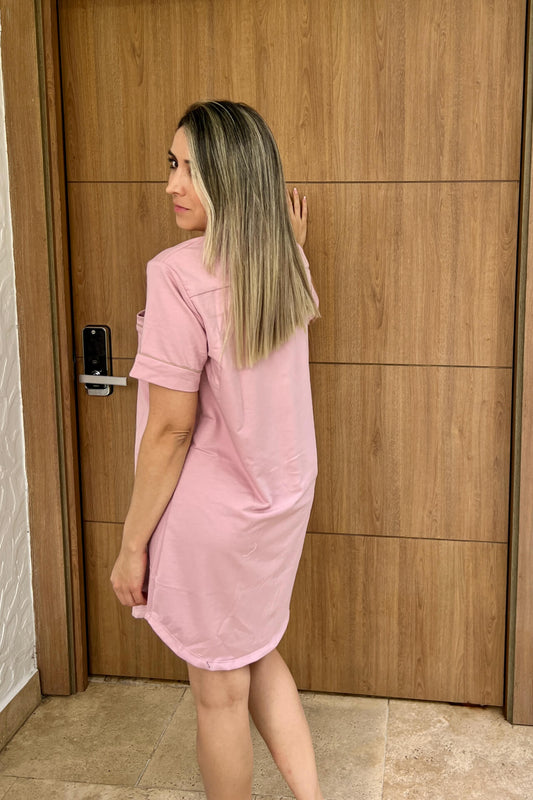 Pijama en tono lila con pantalón y camisa de manga corta, diseño sofisticado