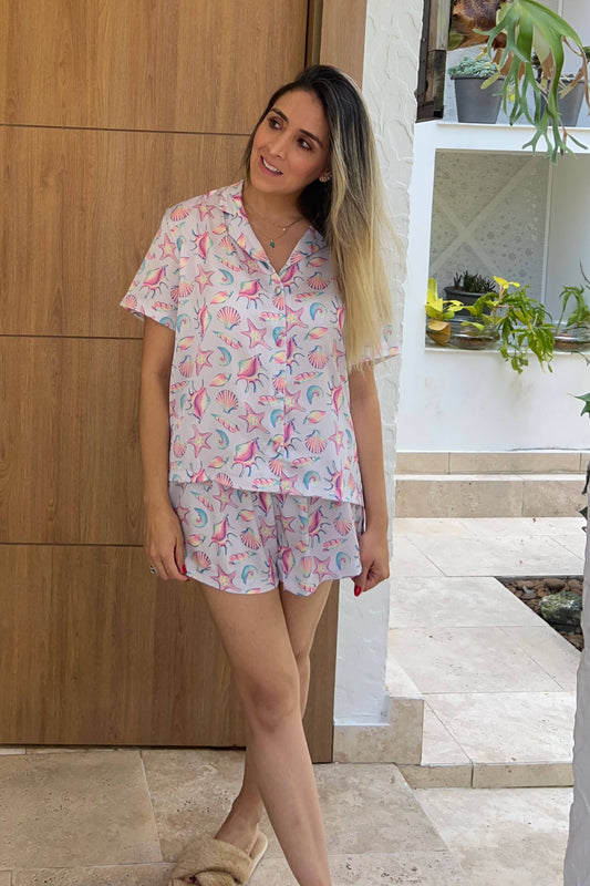 Pijama en seda con estampado marino y acabado tornasol, ligera y sofisticada