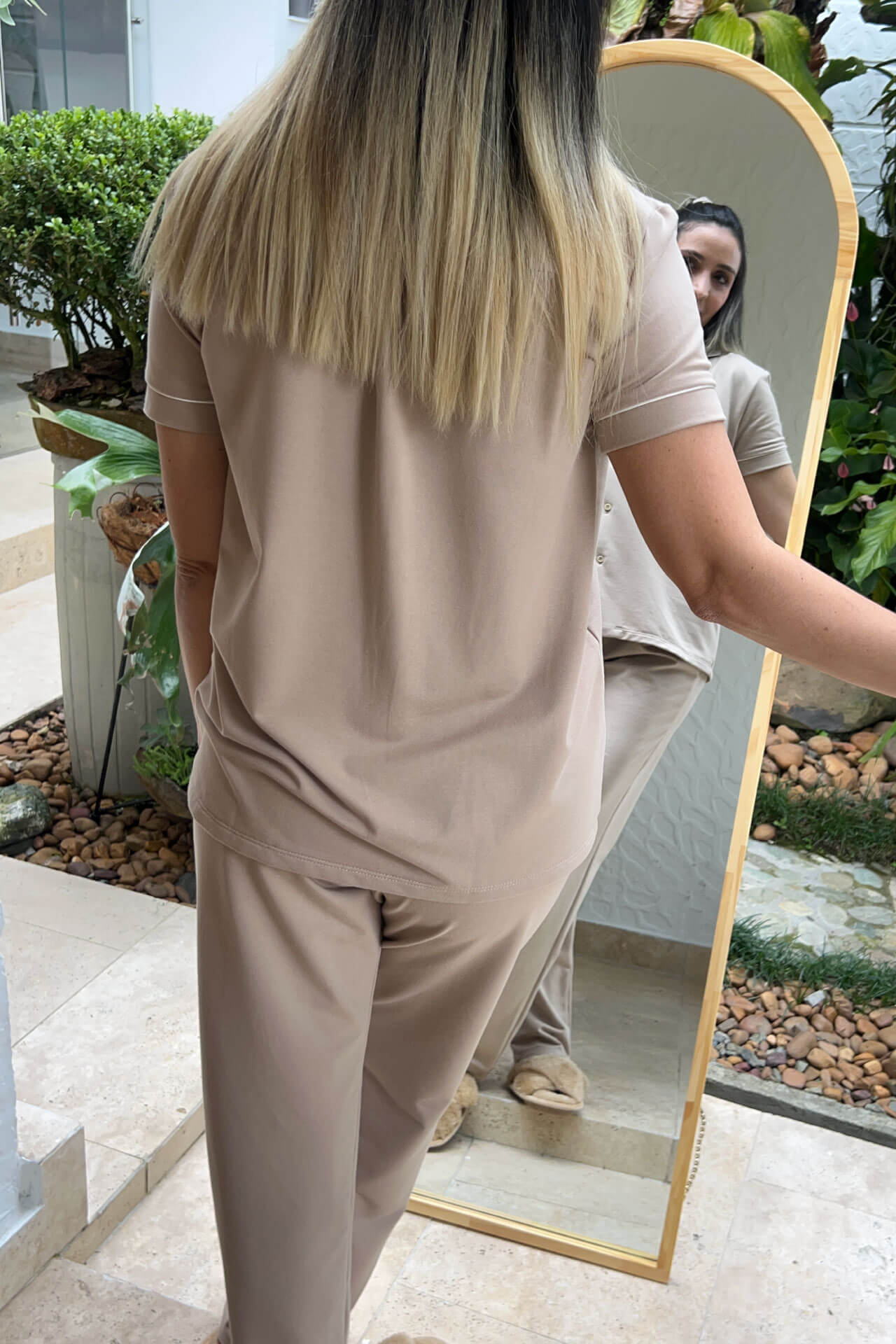 Pijama de pantalón y camisa de manga corta en tono camel, diseño versátil y cómodo