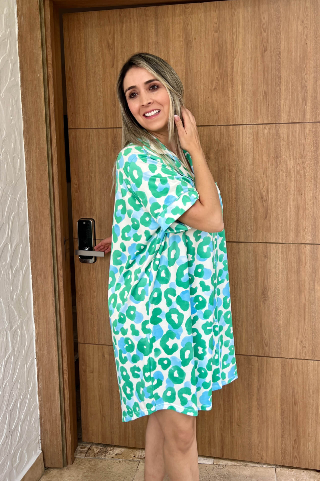 Pijama comoda con pantalón, diseño animal print en verde y azul