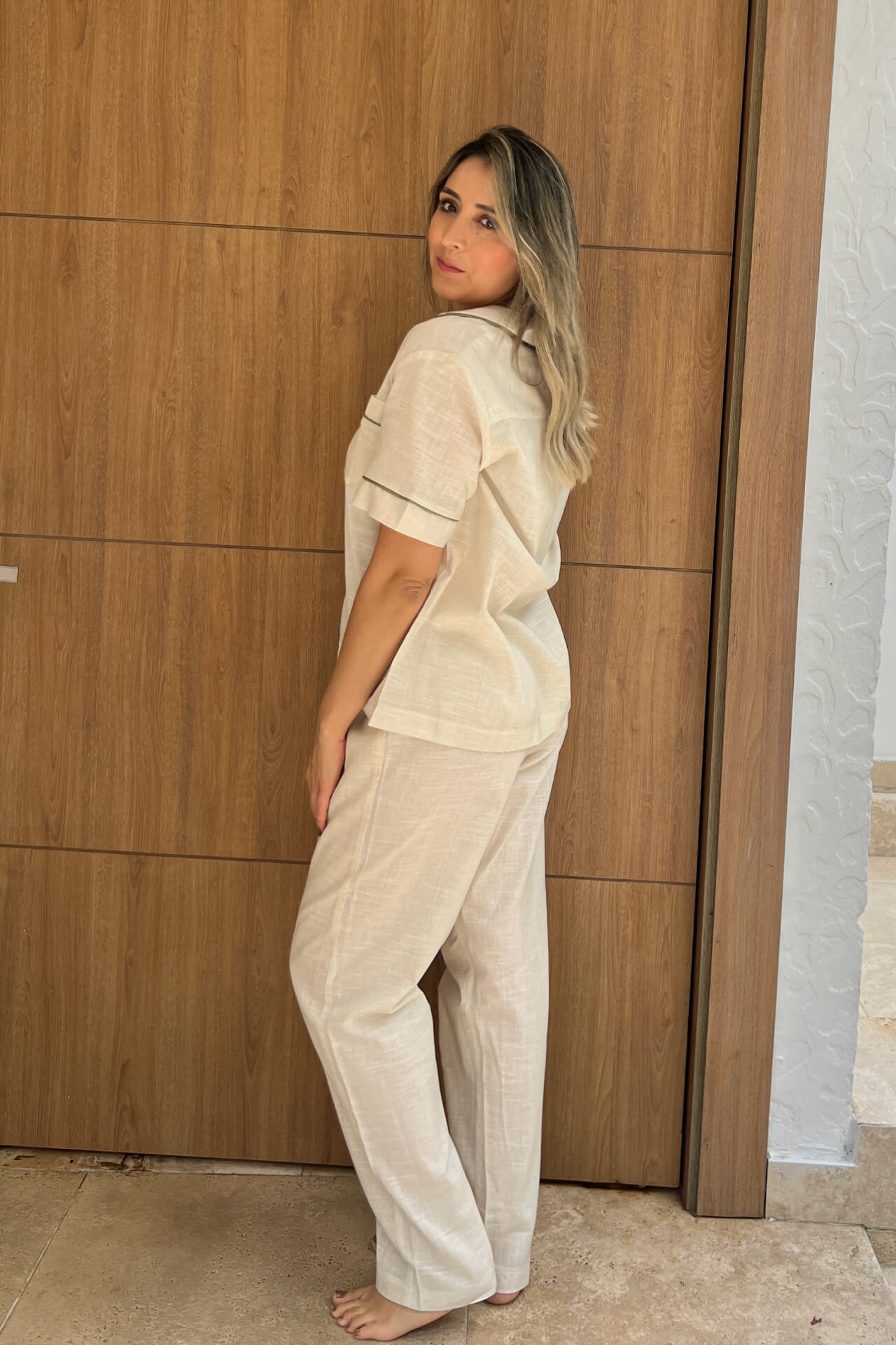 Pijama de lino con pantalón y camisa de manga corta en tono crudo y verde agua