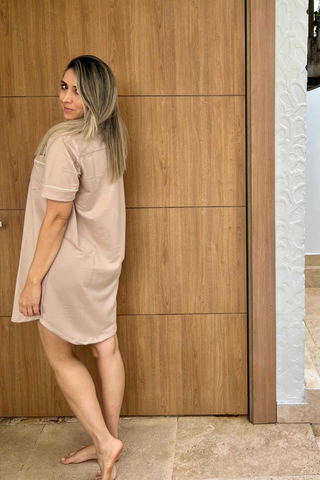 Pijama en tono camel con diseño camisero de manga corta