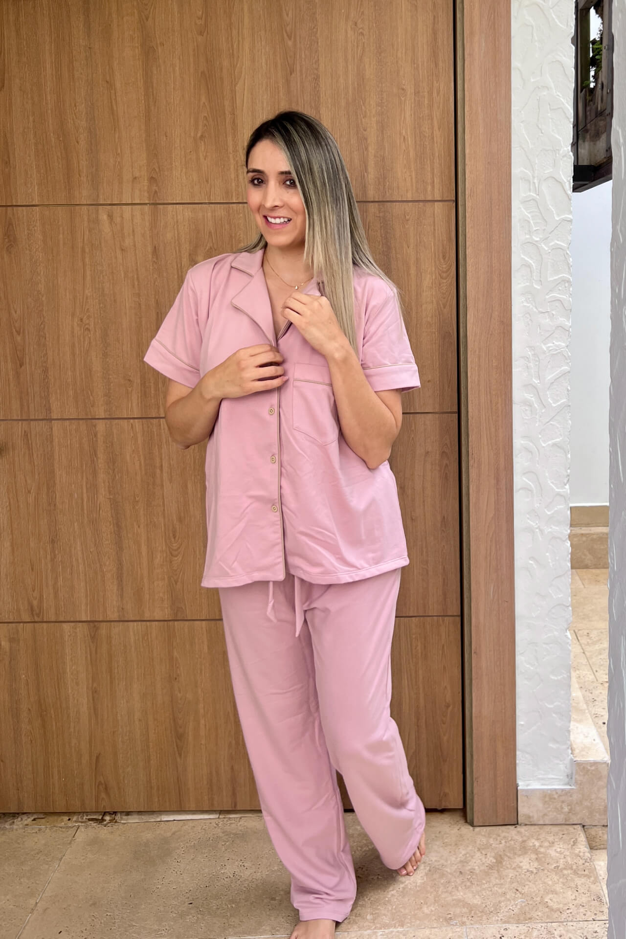 Pijama color palo de rosa con diseño sofisticado de pantalón y camisa de manga corta