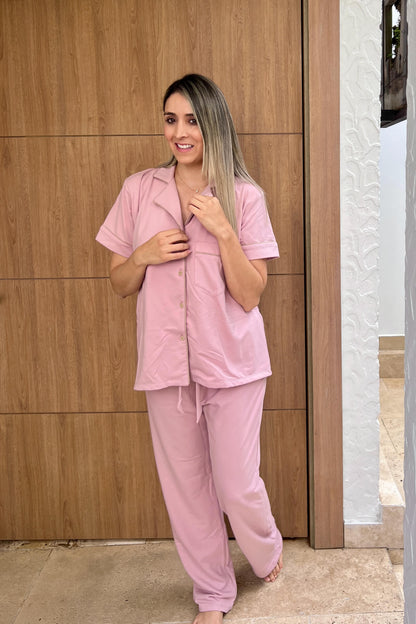 Pijama color palo de rosa con diseño sofisticado de pantalón y camisa de manga corta