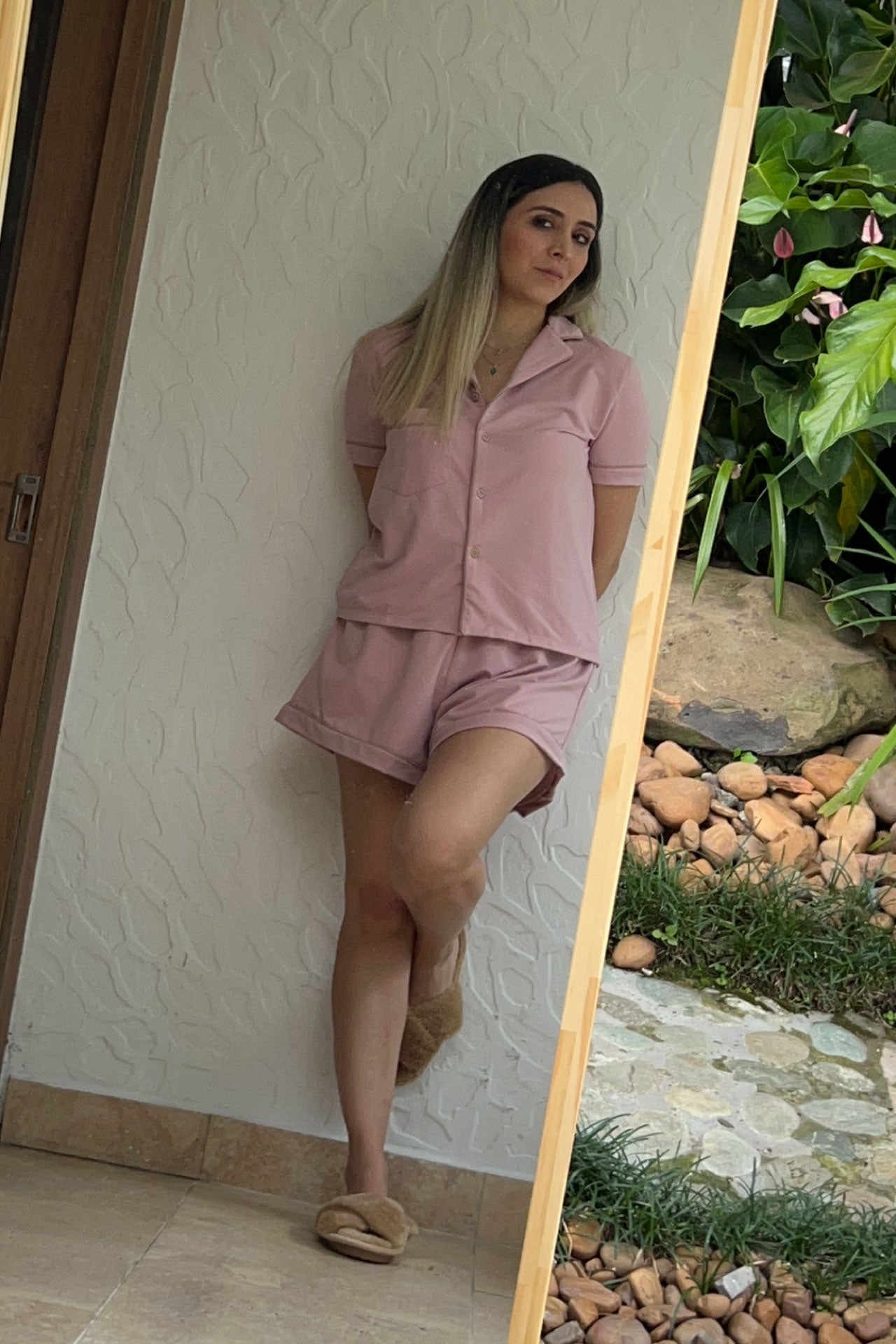 Pijama en tono palo de rosa con short y camisa de manga corta, diseño elegante y cómodo